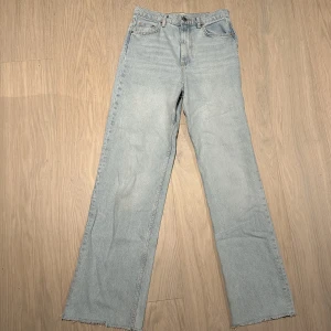 Gina tricot  - Ett par ljusblåa jeans från Gina tricot. Rak i modellen. Köpta för 599kr
