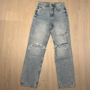 Ett par ljusa jeans från Gina Tricot. Modellen heter 90s petie high waist jeans. Köpte dom för 599kr