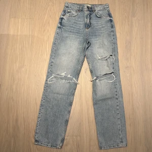 Gina tricot jeans  - Ett par ljusa jeans från Gina Tricot. Modellen heter 90s petie high waist jeans. Köpte dom för 599kr