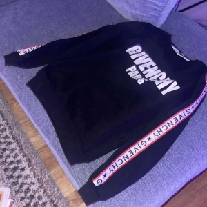 Givenchy tröja - Bra skick jätte fin o skön tröja. Fast pris.