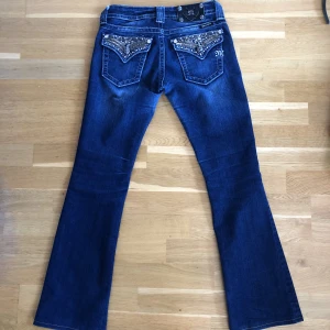 Miss Me jeans - Ska nu sälja mina kära Miss Me low waist bootcut jeans då dom sitter för löst på mig. De är i storlek 26. Har lagt upp dom litegrann nertill så passar bra för de som upp till 165. Inga defekter förutom en pytteliten slintning längst ner på ena benet❤️‍🔥