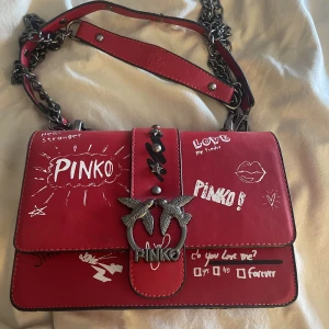 RÖD PINKO VÄSKA - Säljer mina otroligt fina väska då den inte kommer till användning. Köpt i Spanien för 799. Väskan är i 10/10 skick och bara använd några gånger. Kom gärna privat för frågor eller liknade ❤️