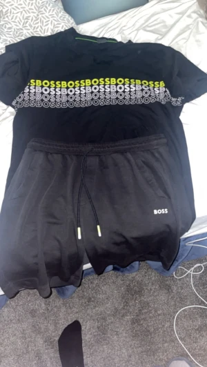 Hugo boss dress - Storlek M på t shirt och Storlek L på shortsen, men passar fortfarande M, använd fåtal gånger, bra skick och köptes för cirka 2 månader sen