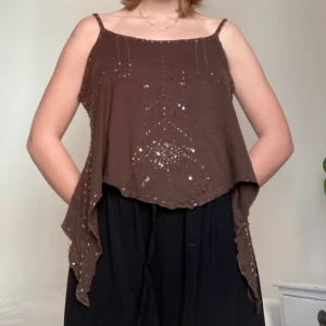 Brunt linne - Brunt linne med paljetter/pärlor! Köpt på Plick med fel storlek för mig. OBS! Vissa pärlor har ramlat av på några ställen. 