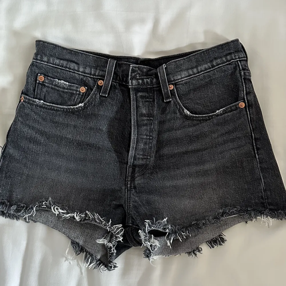 Mörkgråa Levi’s 501 shorts som jag tyvärr har vuxit ur. Bra skick, använda ett fåtal gånger. Tyvärr står det inte storlek men det passar någon som har xs/s i storlek. . Shorts.