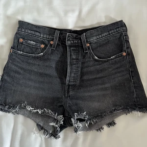 Levi’s shorts - Mörkgråa Levi’s 501 shorts som jag tyvärr har vuxit ur. Bra skick, använda ett fåtal gånger. Tyvärr står det inte storlek men det passar någon som har xs/s i storlek. 