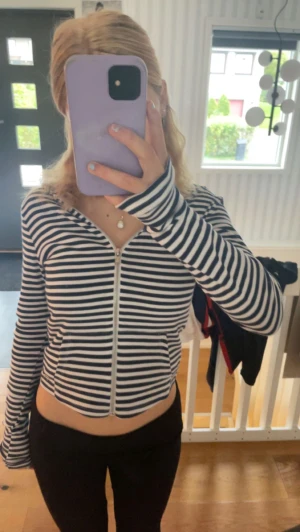 Pull&bear zip hoodie - Jag säljer en blå randig zip hoodie från Pull&bear som inte kom till användning. Skriv för fler bilder🤗