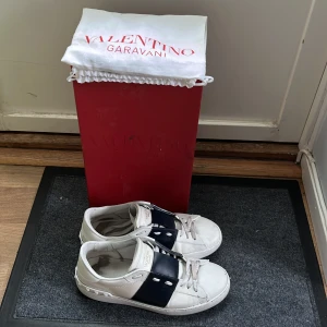 Valentino open - Ett par valentino skor i använt skick som absolut har mer att ge. Storlek 41, pris 1650. Box och dustbag medföljs. Pris kan diskuteras!