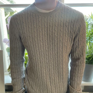 Kabelstickad kashmirtröja - Säljer denna kabelstickade kashmirtröja från These Glory Days. Bra skick, inga defekter. Storlek M. Pris 349kr