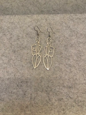 Örhängen  - Ett par örhängen köpta i London på en secondhandbutik för ca 300kr. Skriv privat vid intresse. Köpare står för frakt. Kan mötas upp i Stockholm (tryck ej på köp nu)