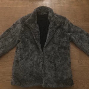 Tiger of Sweden kappa - Oanvänd tiger of Sweden kappa- storlek L men jag är M om föredrar den lite oversize.