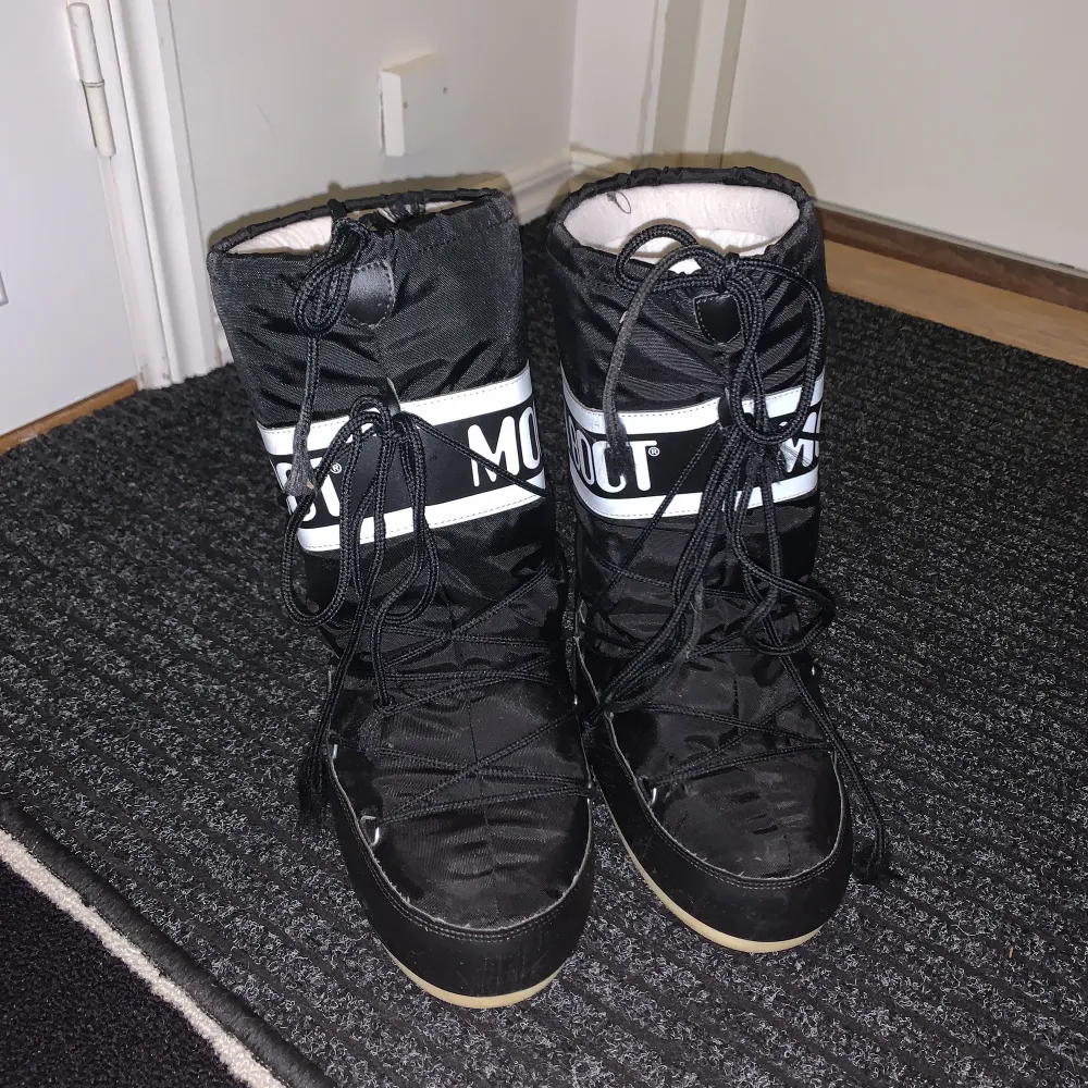 Säljer mina svarta moon boots då de inte kommer till användning, köpta för ungefär 2 år sedan men inte använda så många gånger. De är i fint skick och skriv för fler bilder.  Priset går att diskutera💕. Skor.