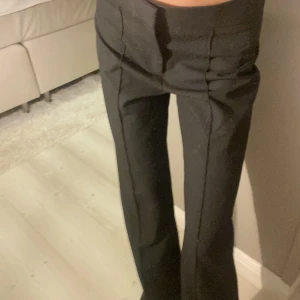 Jättefina lågmidjade kosymbyxor från zara - Fint skick nästan oanvända🤍🤍🤍