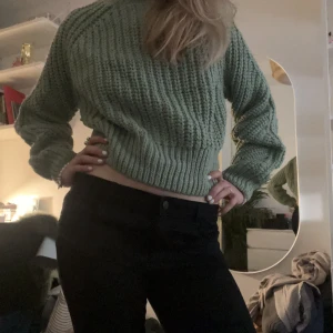 Stickad tröja  - Jättefin grön stickad tröja😆säljer pga att den inte kommer till användning längre💕passar mig som brukar har S men skulle säga att den passar M också