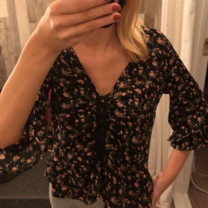 Blus  - Blommig blus