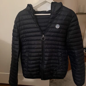 Dunjacka - Säljer en tunn dunjacka från northsails. Storlek M men som passar S. Passar även tjejer bra. 2100kr nypris köpt ett på miinto. Mycket fint skick! 