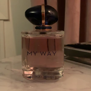 Armani my way parfym - Armani my way parfym som endast är använd ett fåtal gånger.  Doften är en fräsh kvinnlig doft💗 Nypris 1099kr✨