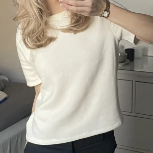 Mjuk stickad  - Säljer min super fina stickade svarta mjuka kortärmade tröja från zara, storleken är M men passar xs-s också!💕