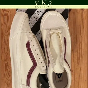 Vans - Helt nya, aldrig använda eller testade.  Vans lyxigare modell med bättre material och kvalité Storlek 41 (26.5)  I Mocka och textil Pris i butik: 900kr , Kvitto finns 