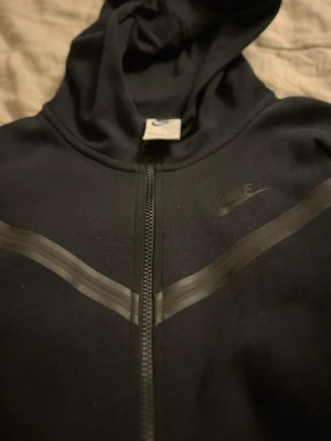 Nike tech  - Min Nike som är i väldigt bra skick säljer jag . Knappast använd 👍🏽