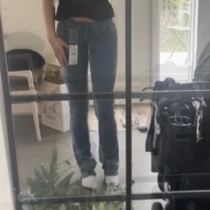 low waist jeans zara - säljer 2 stykcen likadana jeans från zara i den ljusa färgen! (separat) bra skick🥰 