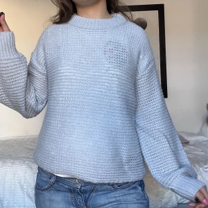 Stickad tröja! - Snygg stickad ljusblå tröja!