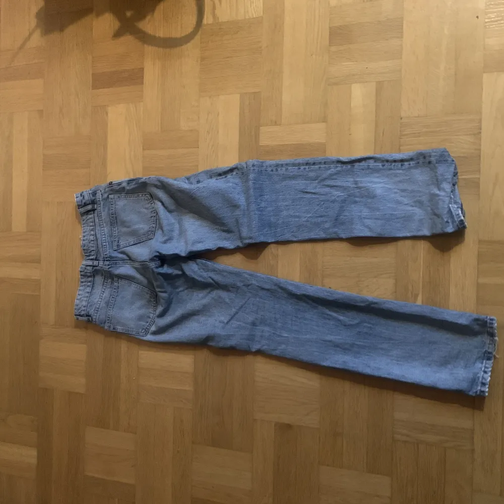 Ett par blåa jeans från zara som är köpte för ungefär 2 år sedan, jätte snygga men säljer pågrund av att dom är för små. Jeans & Byxor.
