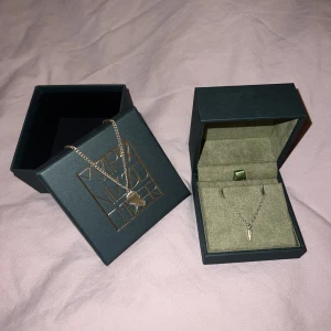 Maria Nilsdotter halsband  - Säljer mina två fina halsband från Maria Nilsdotter. De är guld men har förlorat färgen lite lite. De ser mer silvriga ut i kameran pga blixten men de är mer guld. Hör av er om ni vill ha bättre bild på färgen. Köp 1 för 1600kr, eller 2 för 2700🩷