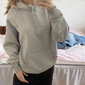 Grå hoodie - Jättefin mysig grå hoodie från Bikbok. Nypris 399, Mitt pris: 150 kr 💓 Har lagt ut igen pågrund av oseriös köpare.