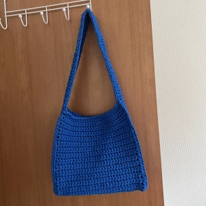 Virkad väska - Jag säljer en väska jag har virkat! Använd 2-3 gånger men i väldigt fint skick. Om ni vill ha mer information eller fler bilder så är det bara att skriva! 💕