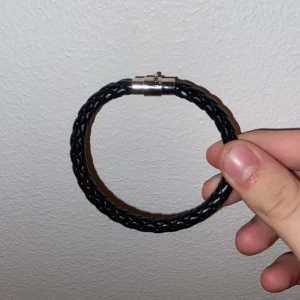 Svart läderarmband  - Snyggt svart läderarmband 