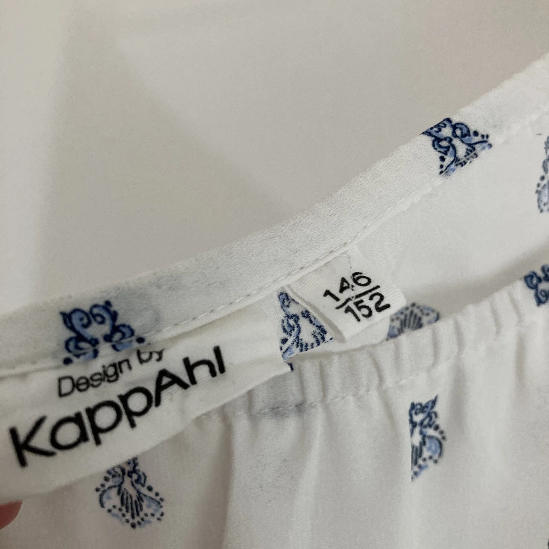 Vit blus med mörkblått mönster  - 90