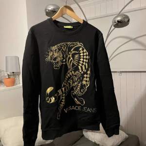 Säljer nu min Versace tröja som är limited edition som är väldigt svår att hitta  Storlek M men skulle även passa L