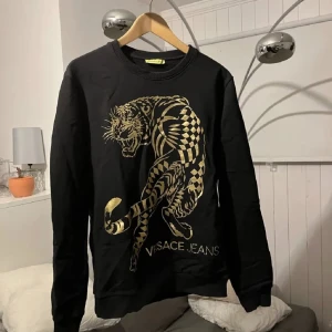 Vercse tröja limited edition  - Säljer nu min Versace tröja som är limited edition som är väldigt svår att hitta  Storlek M men skulle även passa L