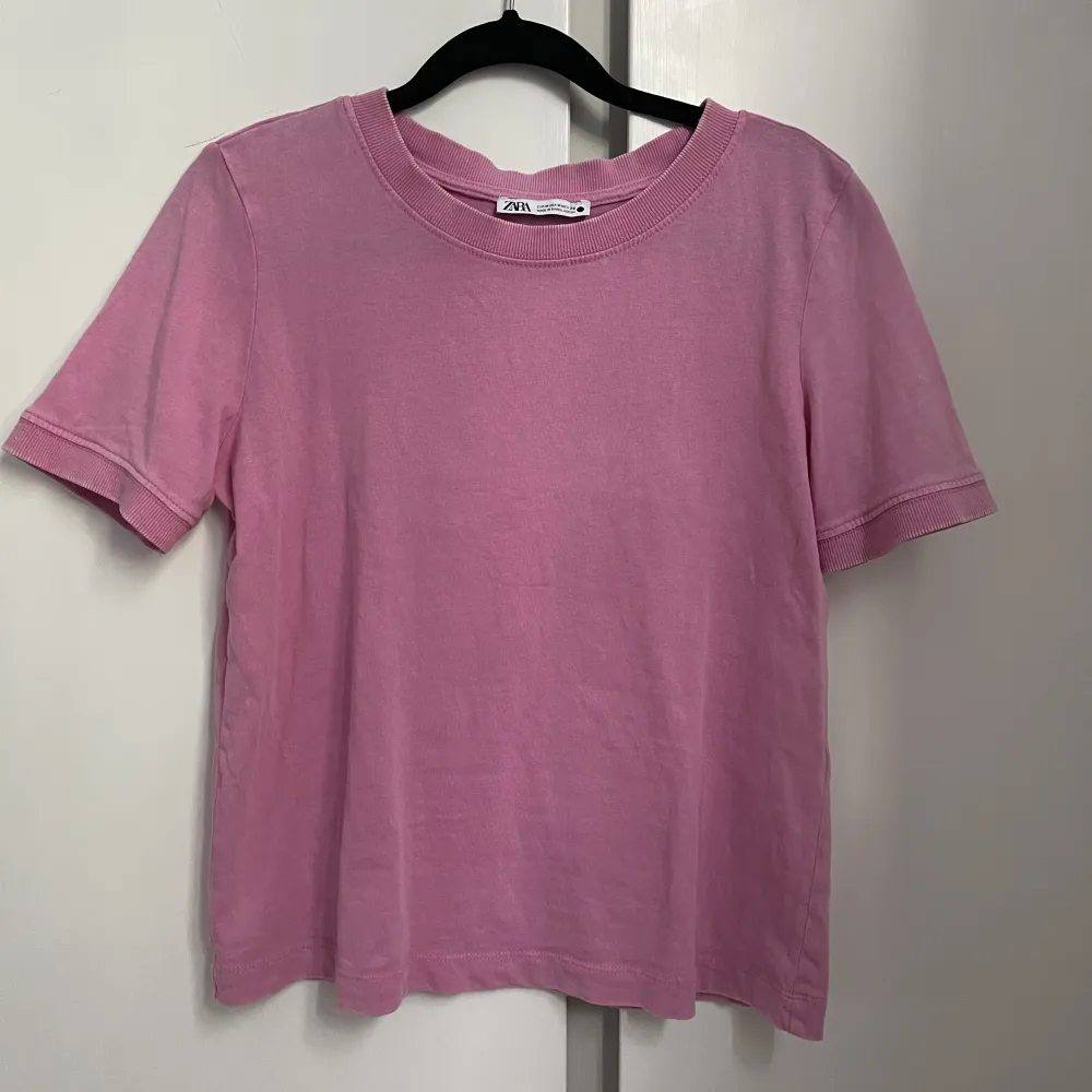 Fin tshirt från zara endast använd ett fåtal gånger! Härlig färg och i storlek M men passar även som en S💖. T-shirts.