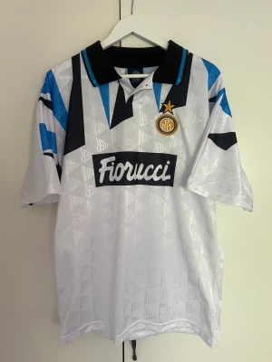 Inter Milan ’92 bortatröja - Inter Milan ’92 bortatröja från Score draw.  Passar M och L.