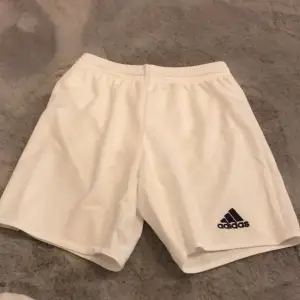 Vita fotbolls shorts 
