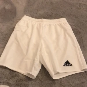 Fotbolls shorts från adidas  - Vita fotbolls shorts 