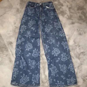 Jeans från H&M  - Storleken 152. Mörkblå med blommor på. 