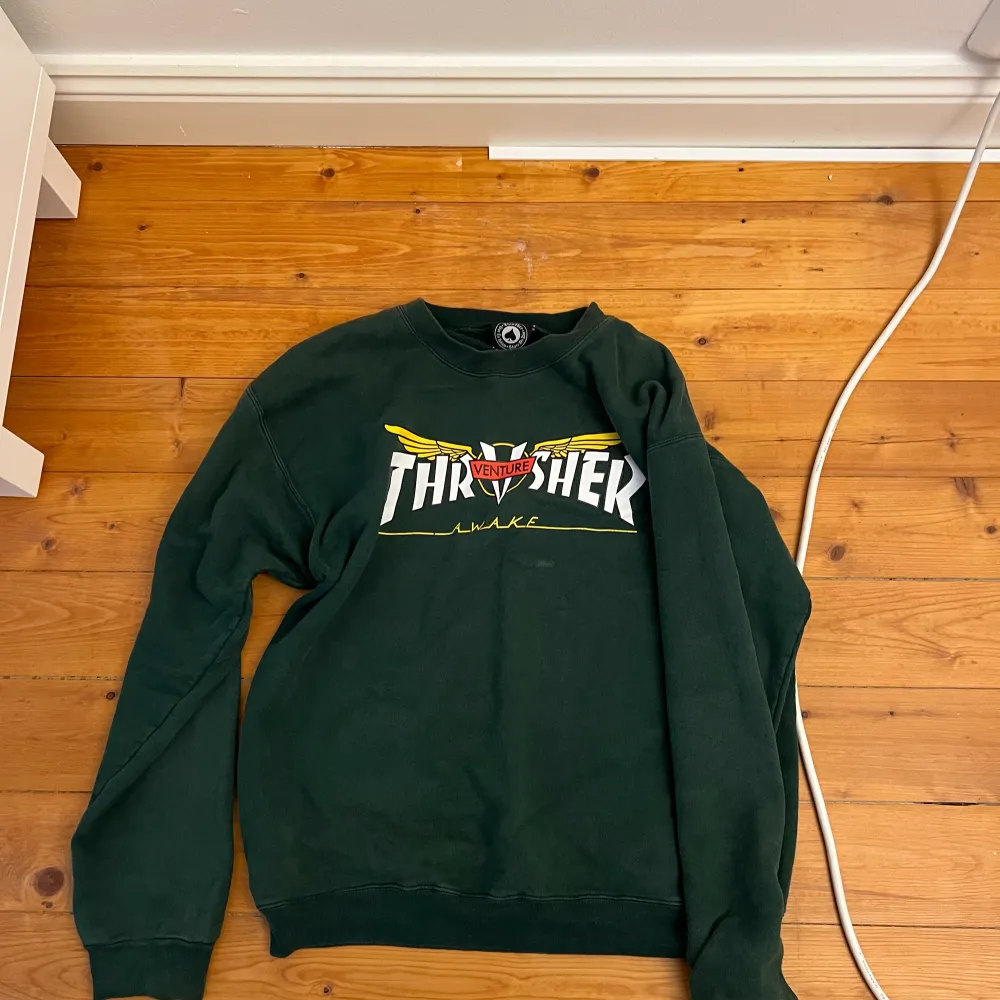 Thrasher sweatshirt som är använd ganska mycket men fortfarande väldigt bra skick. Köpare står för frakten. Hoodies.