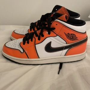 Jordan 1 - Säljer mina Jordan 1 för att de är för små, använd ca 3-5 gånger, ingen låda tillkommer det är därför de är billiga, fråga gärna om fler bilder om de behövs 