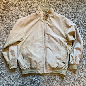 Snygg Höstjacka - Vintage jacka med pösig passform i storlek L, perfekt inför hösten, skriv vid fler frågor!