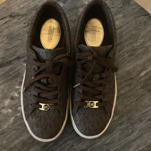 Skor  - Inte alls använt många gånger, pris kan diskuteras, äkta.