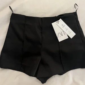 Zara Satin Shorts - Supersnygga shorts från Zara! Säljer då de in passade! Prislapp sitter kvar, helt oanvända!💖💖