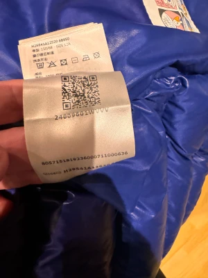 Moncler jacka  - Säljer min monclerjacka pga att den är för liten för mig. Väldigt sparsamt använd.  Storlek: 12 (years) barnmodell  Färgkod: 732  Finns äkthetsbevis   Hör av er om ni skulle ha några frågor.