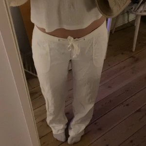 Vita linnebyxor  - Linnebyxor från bonprix. Säljer då dom inte har kommit till användning så i superskick!  🤍🤍 står storlek 34 men passar bra på mig som brukar ha 36-38 också 