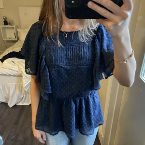 Blus - Jätte söt blus! Fint skick💗 inte säker på att jag vill sälja, så kom gärna med prisförslag! Tryck INTE på köp nu utan kontakta mig först!!