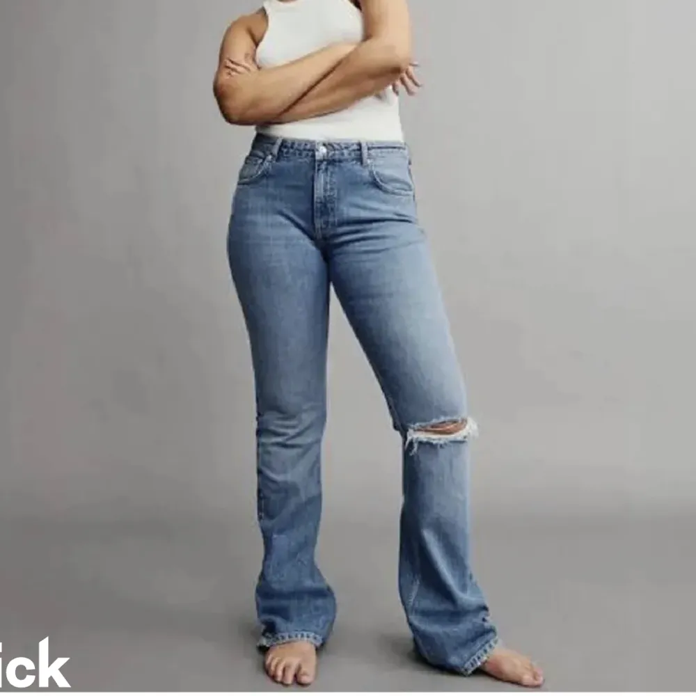Säljer samma jeans som jag sålt innan, bara att dom här är i strl 38💕helt nya. Jeans & Byxor.