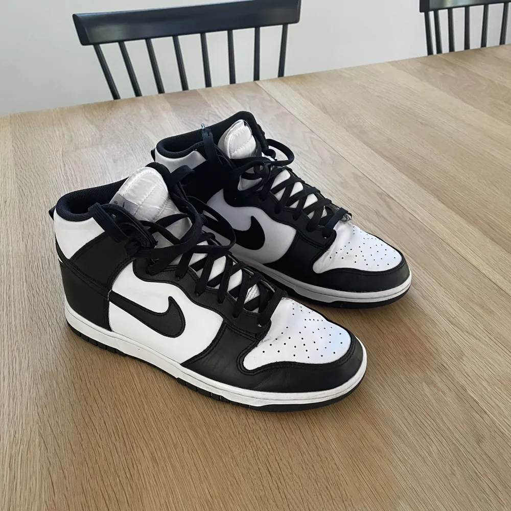 Säljer dessa panda high dunks då jag verkligen använt dem typ 5-6 gånger Max. Dem är i nyskick och endast pyttelite crease. Orginal box och kvitto följa med. !orginal pris , 1200kr!. Skor.