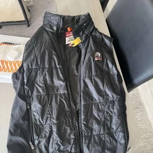 Parajumper väst  - Parajumper väst använd fåtal gånger! Köpt för 3500 mitt pris mitt pris 700 . Den är som ny. är mindre i storleken det är L men passar M som är min storlek  och jag använder inte den längre överhuvudtaget 